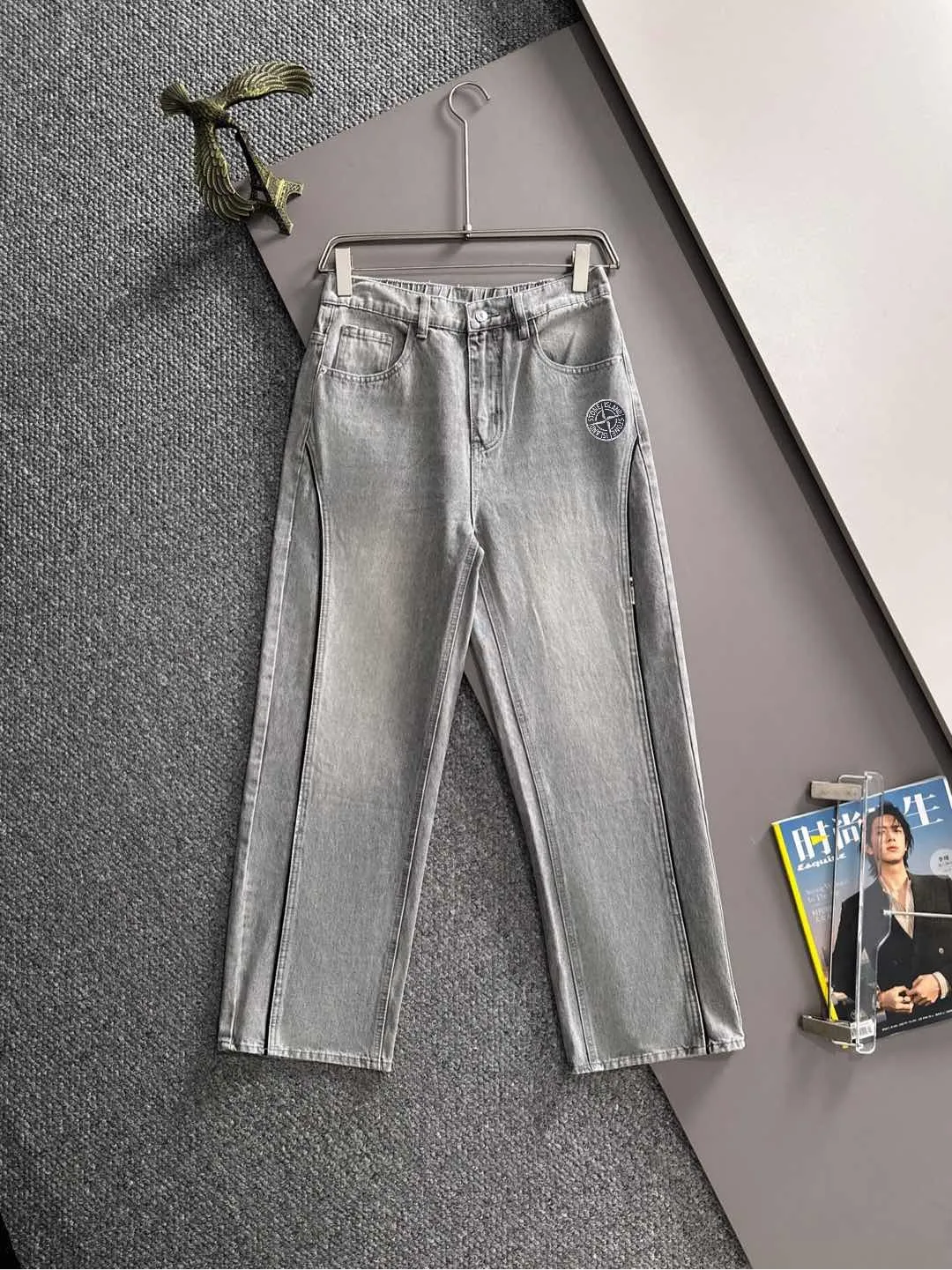 P360 Stone Island 2025 autumn and winter loose wide-leg jeans and straight trousers, the trend in the trend! Many fashion bloggers control the upper body. The water is woven from imported Japanese Denim plain cotton denim fabric. It has three standards, is soft, delicate, comfortable and breathable. The color has a modern and fashionable vicissitudes. The upper body is versatile and fashionable! Light luxury, a must-have item for daily commuting! Size: S-3XL (please state your height and weight when placing an order)